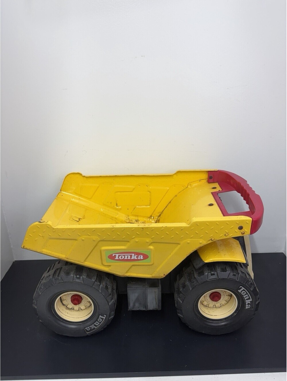 VINTAGE HASBRO TONKA MIGHTY BIG YELLOW DUMP TRUCK 19” RED HANDLE - METAL